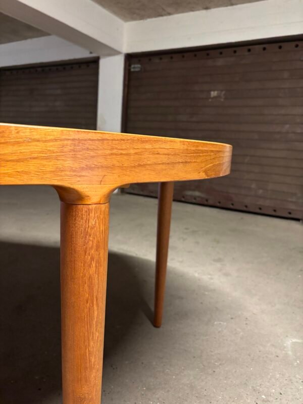 Teak round expandable dinging table - Image 2