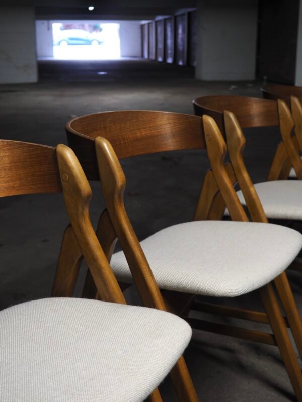 Henning Kjaernulf model 71 Dining chairs - Image 3