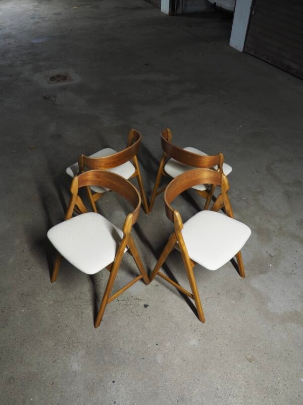 Henning Kjaernulf model 71 Dining chairs - Image 4