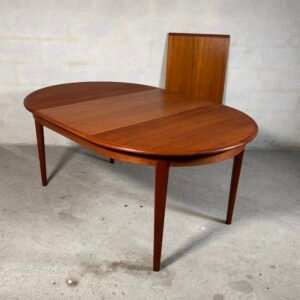 Round extendable Danish dining table by H. Sigh & Søn with two extension leaves, mid-century design