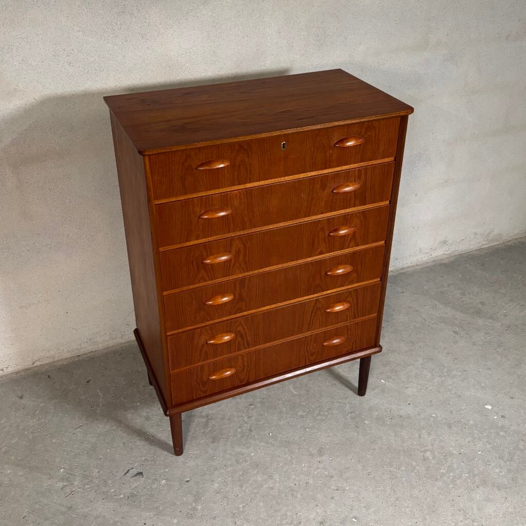 Danish teak dresser from the 1960s with six drawers, sculpted integrated handles and tapered legs